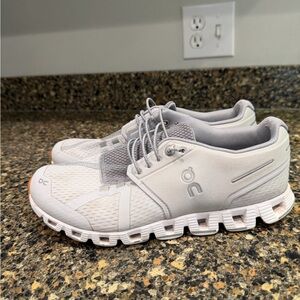 ON Running Gray Athletic Shoes ladies 9